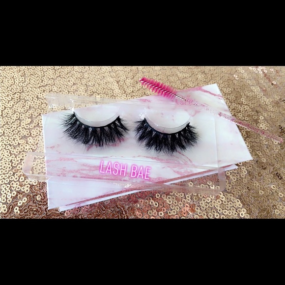 Lashes - Picture 7 of 7